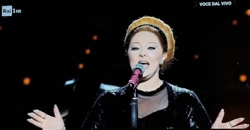 Plays Adele - immagine 2